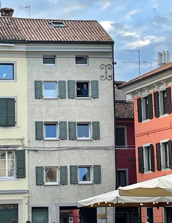 600